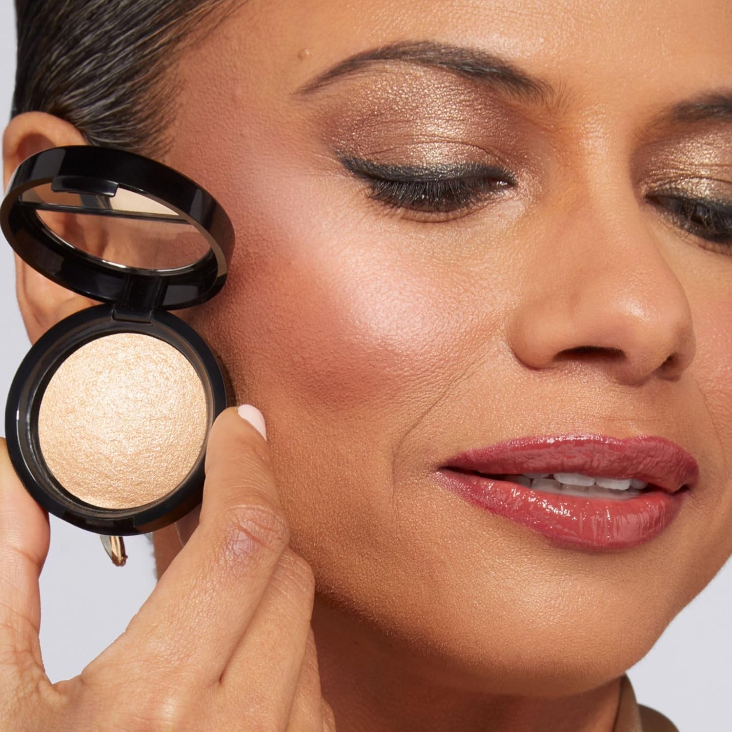 LAURA GELLER Baked Travel Size Illuminating Highlighter - Portofino - Image 4