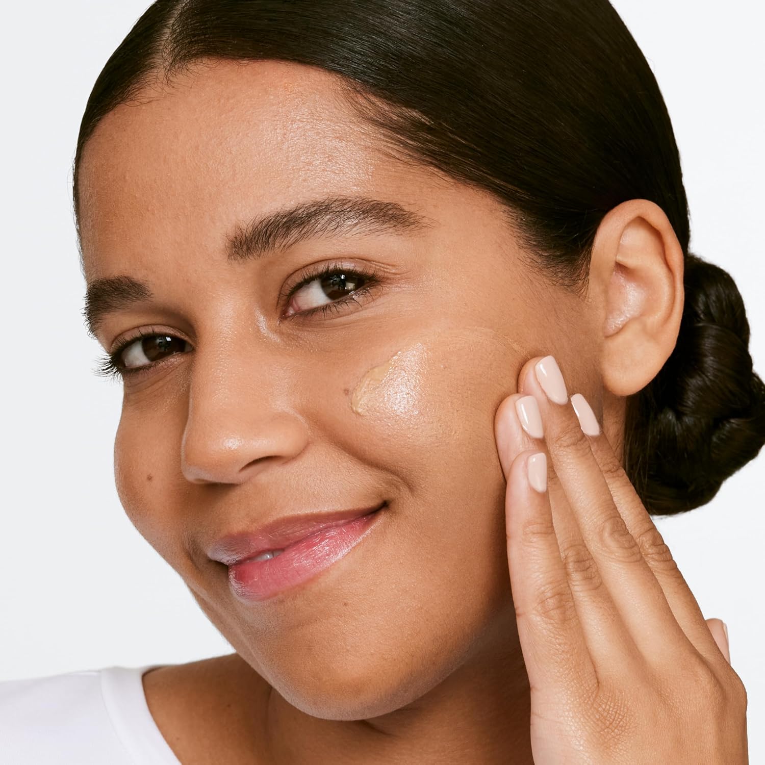 Clinique Moisture Surge Sheertint Hydrator Broad Spectrum SPF 25 | Tinted Moisturizer With SPF, Hyaluronic Acid + Aloe Water | Sheer Coverage, Natural Finish Skin Tint - Image 6